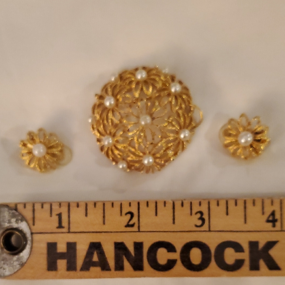 Elegant Gold Floral Brooch Set